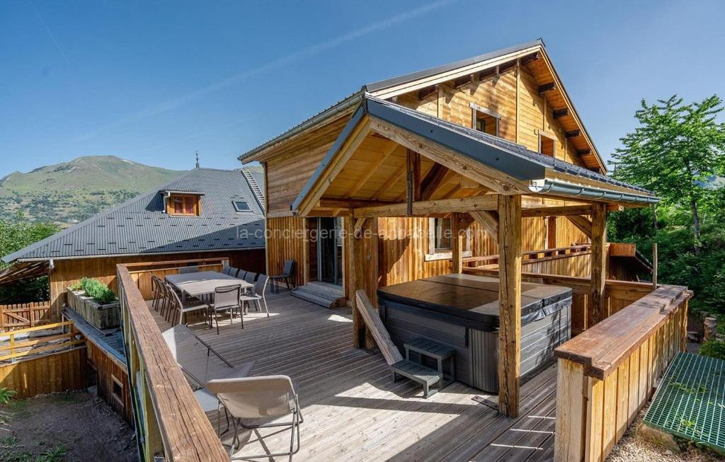 Photo de Chalet Le Petit Bes by Leavetown Vacations
