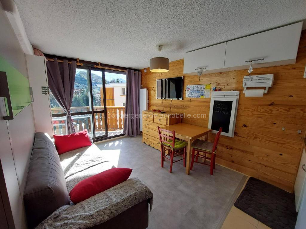 Photo du Studio moderne au centre station avec balcon, idéal couple, proche commerces et pistes - FR-1-516-194