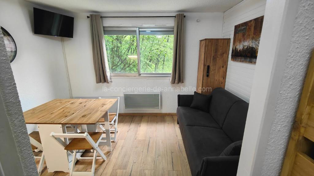 Photo de Studio Avenue de la muzelle ménage et draps inclus proche Belle étoile et Esf