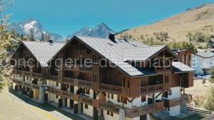 T2 Meublé Tourisme 3 etoiles, pied des pistes-parking privé avec balcon et superbe vue à Les Deux Alpes